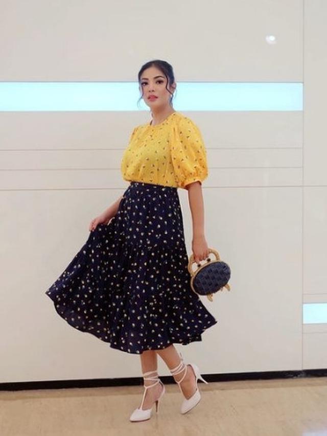 6 Penampilan Nindy Ayunda Berbalut Busana Penuh Warna dan Corak