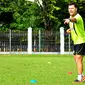 Pelatih Persipura, Oswaldo Lessa memberikan arahan saat sesi latihan fisik jelang Piala AFC 2015 di Lapangan C Senayan, Jakarta, Rabu (6/5/2015). (Liputan6.com/Yoppy Renato)