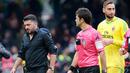 Pelatih AC Milan, Gennaro Gattuso (kiri) tertunduk lesu usai pertandingan melawan Benevento pada lanjutan Liga Serie A Italia di Italia (3/12). Dalam debutnya Gattuso hanya membawa Milan bermain imbang Benevento. (Mario Taddeo/ANSA via AP)