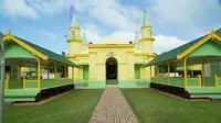 Daya tarik masjid ini bukan sekadar warna kuning kehijauan yang membetot mata.