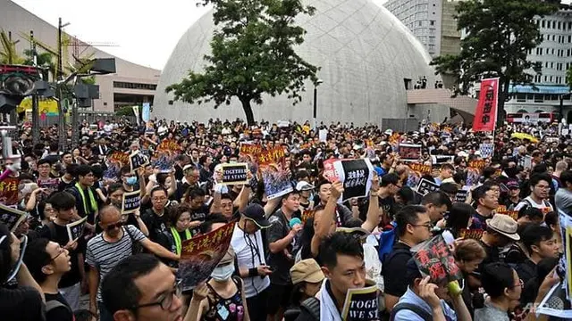 Para pengunjuk rasa berkumpul untuk mengambil bagian dalam pawai ke stasiun kereta api Kowloon Barat, tempat kereta api berkecepatan tinggi berangkat ke daratan Cina, selama demonstrasi menentang RUU ekstradisi yang diusulkan di Hong Kong. (Foto: AFP / He