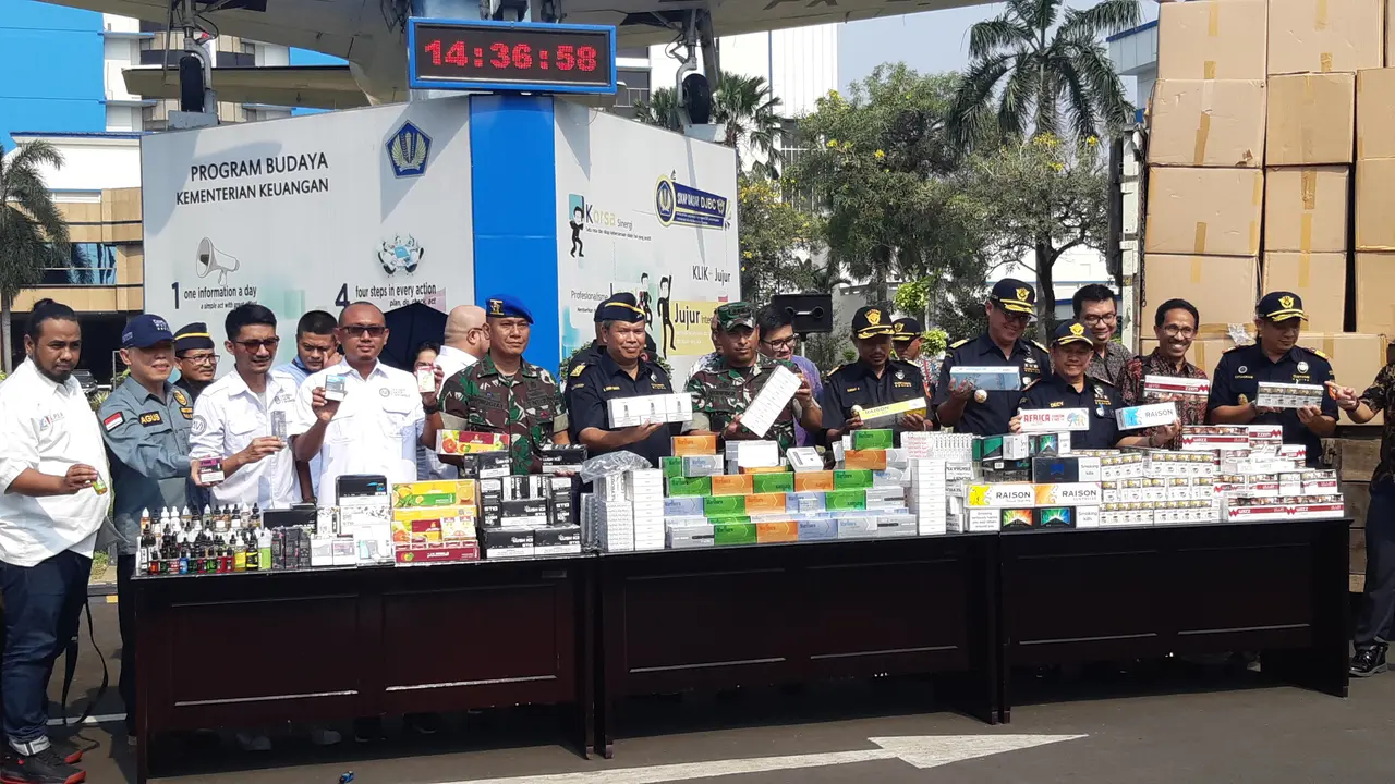 Direktorat Jenderal Bea dan Cukai Kementerian Keuangan kembali melakukan penindakan terhadap peredaran rokok, rokok elektrik, dan minuman keras ilegal di berbagai daerah. Merdeka.com/Dwi Aditya P