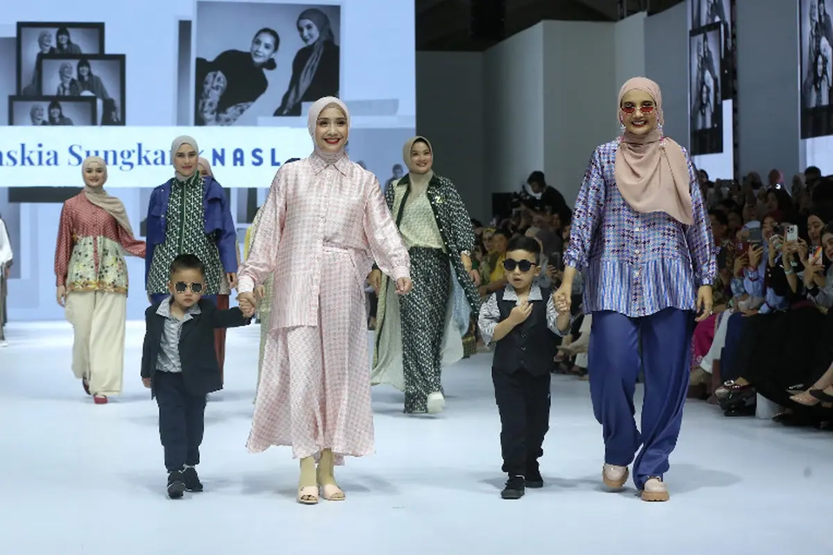 Kolaborasi Brand Zaskia Sungkar dan Nagita Slavina di JFW 2025.