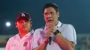 Presiden Persijap Jepara, M Iqbal Hidayat, memberikan sambutan saat memperkenalkan skuad untuk mengarungi Super League musim 2025/2026 di Stadion Gelora Bumi Kartini (GBK) Jepara, Sabtu (26/7/2025). (Bola.com/M. Iqbal Ichsan)