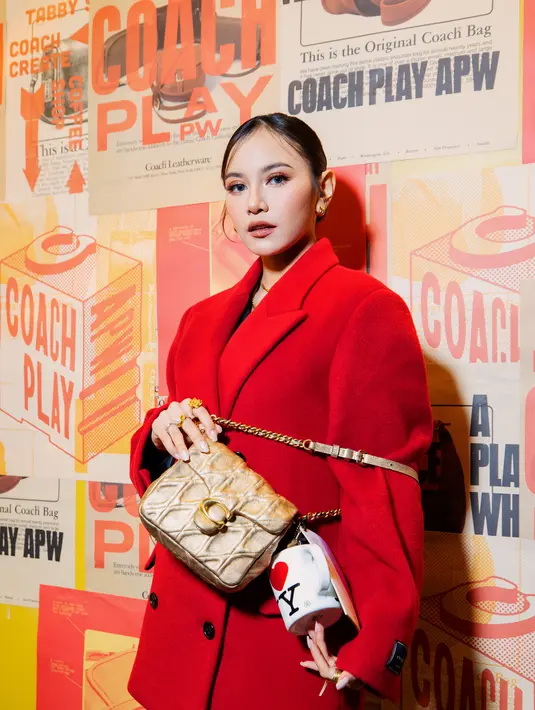 Mahalini tampil dengan gaya yang bold dan penuh percaya diri dari koleksi Coach Fall 2024. [Foto: Coach]