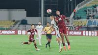 Striker PSM Makassar, Alex Tanque berduel dengan bek Persita Tangerang, Tamirlan Kozubaev dalam laga pekan ke-24 BRI Super League 2025/2026 di Stadion Gelora BJ. Habibie, Parepare, Senin (2/3/2026). (Dok. PSM)