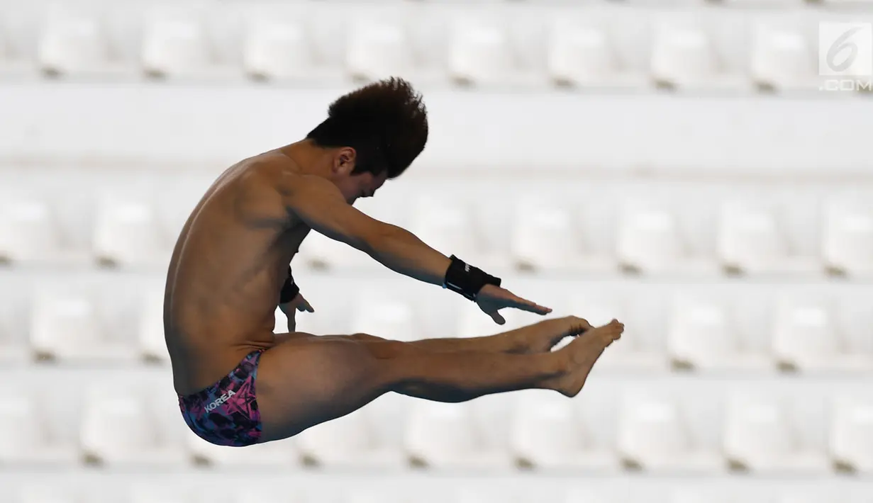 Atlet loncat indah asal Korsel, Kim Yeongnam melakukan lompatan pada nomor mens's 10m platform preliminary Asian Games 2018 di Jakarta, Sabtu (1/9). Nilai tertinggi dalam babak penyisihan ini diraih Qui Bo asal China (561.15). (Merdeka.com/Imam Buhori)