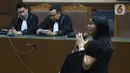 Terdakwa suap revitalisasi Pasar Lirung dan Pasar Beo Kabupaten Kep Talaud TA 2019, Sri Wahyumi Maria Manalip saat sidang putusan di Pengadilan Tipikor, Jakarta, Senin (9/12/2019). Sebelumnya, Sri Wahyumi dituntut hukuman tujuh tahun penjara, denda Rp 500 juta. (Liputan6.com/Helmi Fithriansyah)