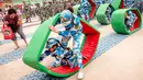 Sejumlah anak-anak melakukan simulasi latihan militer di sebuah taman kanak-kanak di provinsi Henan, China (30/5). Latihan militer ini dilakukan untuk menjelang Hari Anak Internasional yang jatuh pada 1 Juni. (AFP)