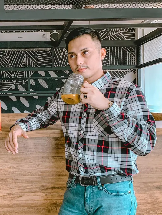 Sudah 3 tahun menikah dengan Muzdalifah, Fadel Islami terlihat makin gagah dalam postingan foto-foto terbarunya di Instagram. (FOTO: instagram.com/fadelislami__/)