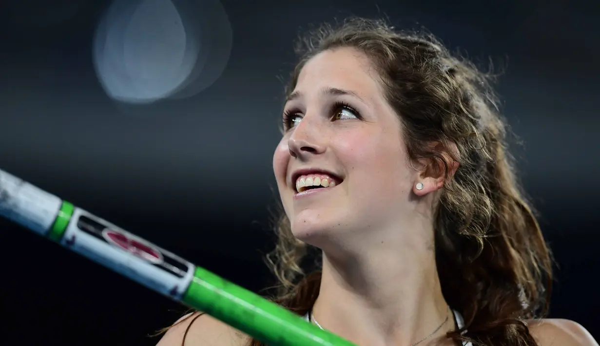 Eliza McCartney tetap tersenyum walaupun gagal melewati mistar pada final lompat galah Olimpiade Rio 2016 di Olimpic Stadium, Brasi, (20/8/2016). (AFP/Franck Fife)