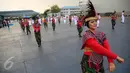 Anggota Korps Wanita Angkatan Laut (Kowal) menari Gemmu Famire seusai mengikuti upacara peringatan HUT ke-53 Kowal di Markas Kolinlamil, Jakarta, Selasa (5/1). (Liputan6.com/Faizal Fanani)