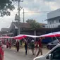 Bendera merah putih sepanjang 79 meter dikibarkan warga peringati Kemerdekaan RI di Kecamatan Cicantayan Kabupaten Sukabumi, (Liputan6.com/Fira Syahrin).