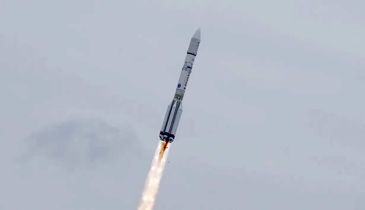 Roket Proton - M membawa pesawat luar angkasa ExoMars 2016 saat meluncur menuju planet Mars di Kazakhstan , (14/3). Tujuan dari program ExoMars untuk mempelajari dan mencari bukti kehidupan yang ada di planet merah tersebut. (REUTERS / Shamil Zhumatov)