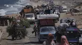 Pengungsi Palestina bergerak meninggalkan bagian utara dengan membawa barang-barang mereka sepanjang jalan pesisir menuju selatan Gaza, Selasa 9 September 2025. (AP Photo/Jehad Alshrafi)