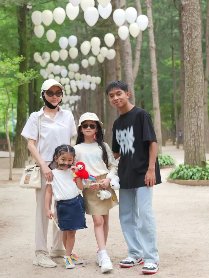 Potret Sarwendah liburan bersama keluarga ke Korea dengan wajah pasca operasi (Sumber: Instagram/@sarwendah29)