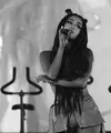 Tak melepas tanggung jawa begitu saja, Ariana Grande hingga kini masih peduli dengan para korban ledakan bom di konsernya di Manchester beberapa bulan lalu. Pasca ledakan, Ariana pun sempat terpuruk. (Instagram/arianagrande)