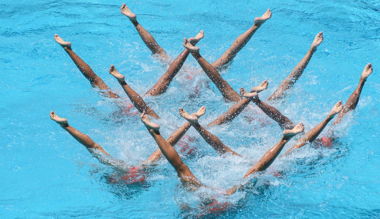 Tim Renang Indah dari Jepang beraksi pada final kejuaraan FINA Synchronized Swimming Olympic Games Qualification Tournament di  Maria Lenk Aquatic Centre, Rio de Janeiro, Brazil, Minggu (6/3/2016).  (AFP/Yasuyoshi Chiba)