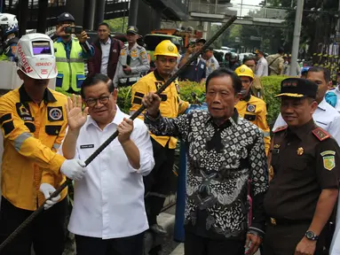 Gubernur DKI Jakarta, Pramono Anung (kedua kiri) bersama mantan Gubernur DKI Jakarta Sutiyoso menerima potongan besi pembangunan tiang monorel di Jalan HR Rasuna Said, Jakarta, Rabu (14/1/2026). Rabu (14/1) pagi, tiang monorel yang mangkrak di Jalan HR Rasuna Said, Kuningan, Jakarta Selatan mulai dibongkar. (merdeka.com/magang/Rendi Saputra)