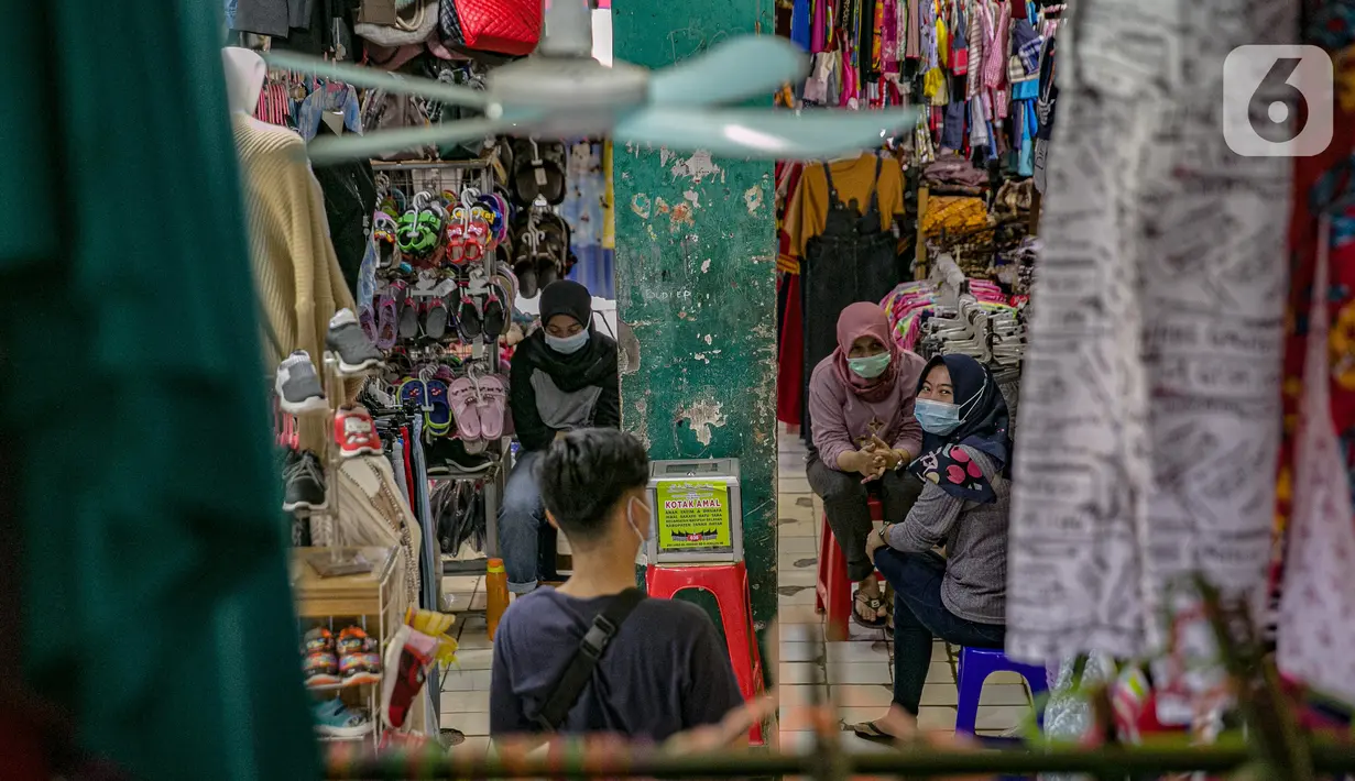 Aktivitas pedagang saat menunggu pembeli di Pasar Pondok Labu, Jakarta, Rabu (10/2/2021). Satu pedagang dinyatakan positif Covid-19, meski begitu pengelola Pasar Pondok Labu tetap melanjutkan operasional pasar sambil melakukan tracing dan tracking pada para pedagang. (Liputan6.com/Faizal Fanani)