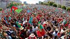 Ribuan fans Portugal meamdati jalanan merayakan kemenangan merebut trofi juara piala Eropa 2016 di jalan Alameda D. Afonso Henriques, Lisbon, Portugal, (11/7/2016).  (EPA/Antonio Cotrim)