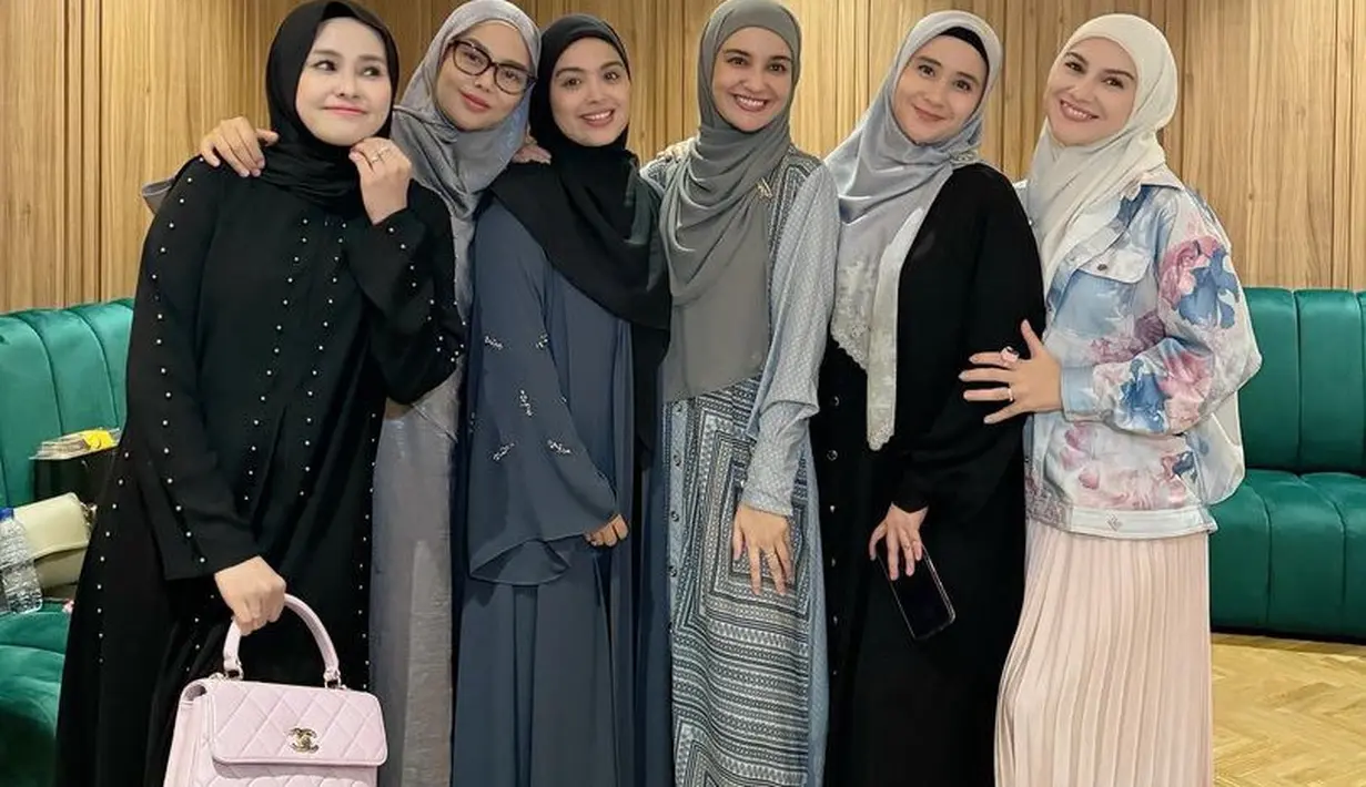 Shireen Sungkar hadir mengenakan kerudung abu-abu dipadukan dress panjang bermotif warna senada. Vebby Palwinta juga hadir dengan gamis abu-abu dipadukan kerudung hitam. [@shireensungkar]