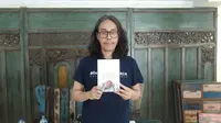 Agus Noor bersama buku terbarunya 'Cinta Tak Pernah Sia-Sia' di Graha Bhakti Budaya, Taman Ismail Marzuki,Cikini, Sabtu (21/10/17)