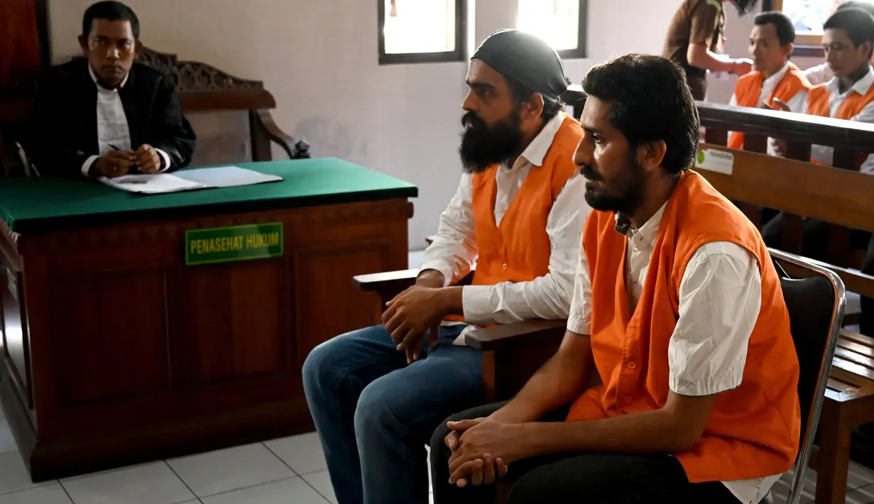 Dua WN India, Manjeet Singh (kanan) dan Harvinder Singh menjalani sidang di Pengadilan Denpasar, Bali, Kamis (19/12/2019). Manjeet Singh (32) dan Harvinder Singh (26) didakwa dengan menyelundupkan 2,7 kilogram sabu ke Bali dan terancam hukuman maksimal pidana mati. (SONNY TUMBELAKA / AFP)
