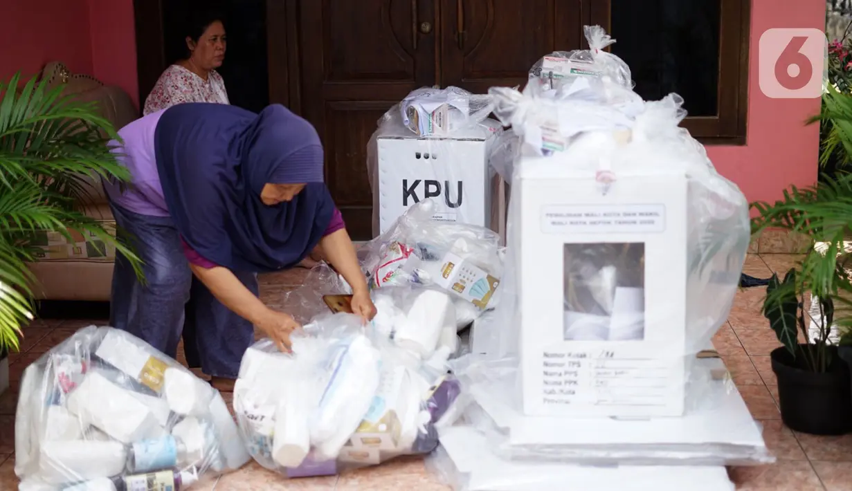 Petugas mengecek logistik kotak suara Pilkada Depok 2020 untuk didistribusikan di sejumlah RW Kecamatan Beji, Depok, Selasa (8/12/2020). Total, ada 4.049 kotak suara yang sedang didistribusikan ke TPS setempat dan di dalamnya terdapat 1.262.051 lembar surat suara. (Liputan6.com/Immanuel Antonius)
