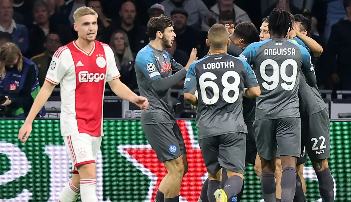 Para pemain Napoli merayakan gol penyeimbang 1-1 ke gawang Ajax Amsterdam dalam laga fase Grup A Liga Champions 2022/2023 di Johan Cruijff ArenA, Amsterdam (4/10/2022). Sempat tertinggal 0-1 dari Ajax Amsterdam hingga akhir babak pertama, Napoli mampu bangkit di babak kedua dengan mencetak 6 gol untuk membungkus kemenangan 6-1. (AFP/Francois Walschaerts)
