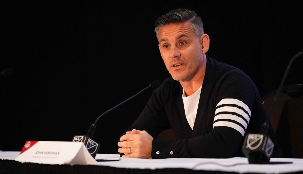 John Herdman juga fleksibel dalam menerapkan formasi dan taktik, menyesuaikan dengan karakter pemain serta kekuatan lawan. Tampak dalam foto, John Herdman, pelatih kepala Toronto FC, berbicara pada konferensi pers selama acara hari media MLS di Miami Convention Center pada 11 Januari 2024 di Miami, Florida. (Rich Storry/GETTY IMAGES NORTH AMERICA/Getty Images via AFP)