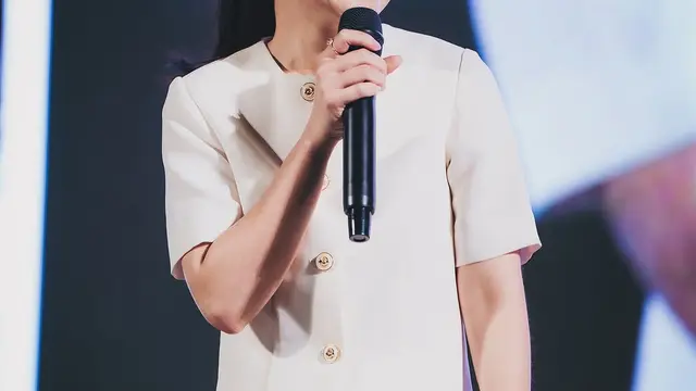 Outfit Casual Ala Prilly Latuconsina Dengan Gaya Smart Casual, Bak Pancarkan Pesona Independent Women