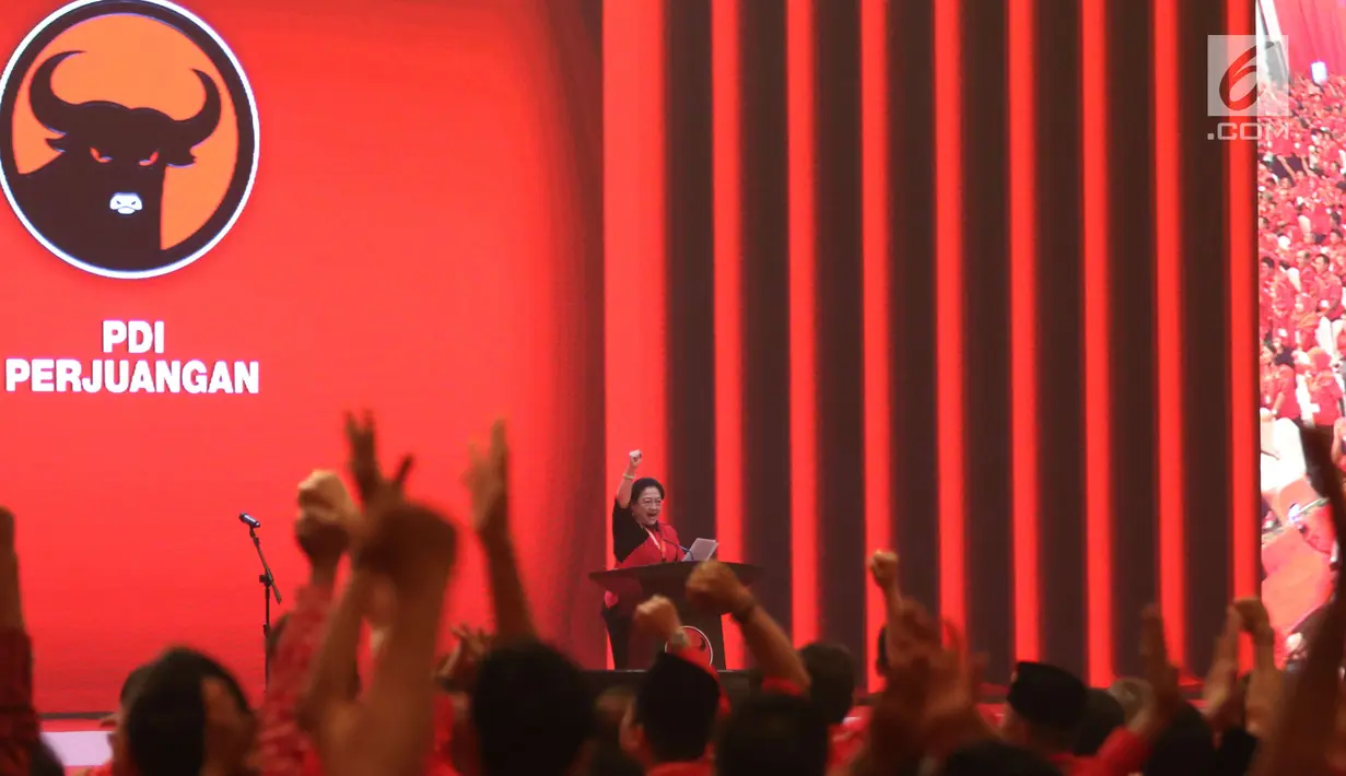 Ketua Umum PDIP Megawati Soekarnoputri mengepalkan tangannya ke atas saat menyampaikan pidato politiknya pada HUT ke-45 PDIP di JCC Senayan, Jakarta, Rabu (10/1). Megawati mengingatkan agar kader tak mudah tergiur jabatan. (Liputan6.com/Angga Yuniar)