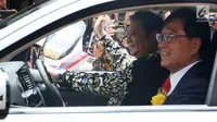 CEO Mitsubishi Motors Osamu Masuko bersama Menteri Perindustrian Airlangga Hartarto melakukan Test Drive saat penyerahan 10 mobil listrik kepada pemerintah Indonesia di Jakarta, Senin (26/2). (Liputan6.com/JohanTallo)