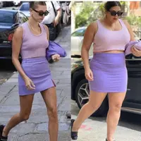 Katie mengenakan skirt dan tanktop ungu mirip seperti Haileybieber. Lengkap dengan aksesori sungless dan kalung. Instagram @katiesturino