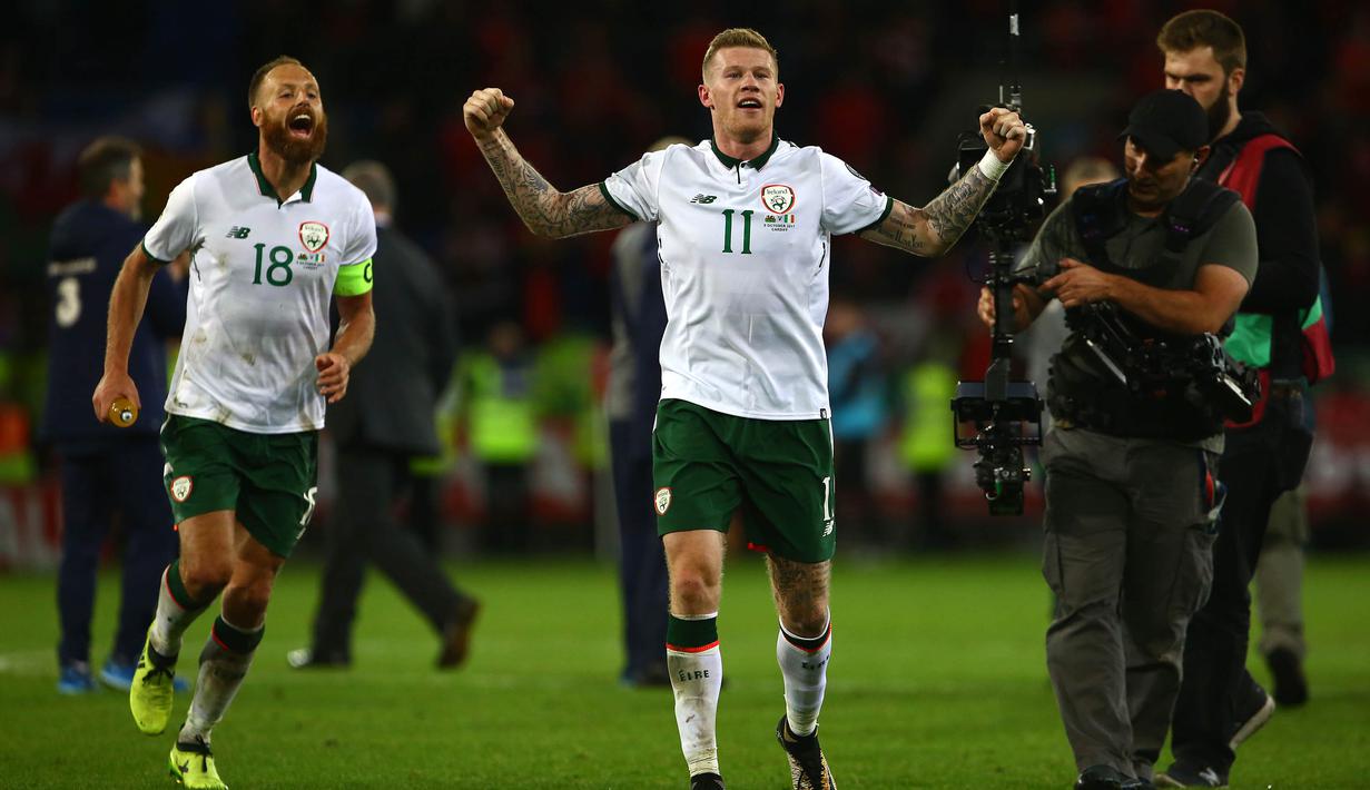 Gelandang Irlandia, James McClean, merayakan kemenangan atas Wales pada laga kualifikasi Piala Dunia 2018 di Stadion Cardiff City, Cardiff, Senin (9/10/2017). Wales kalah 0-1 dari Irlandia. (AFP/Geoff Caddick)