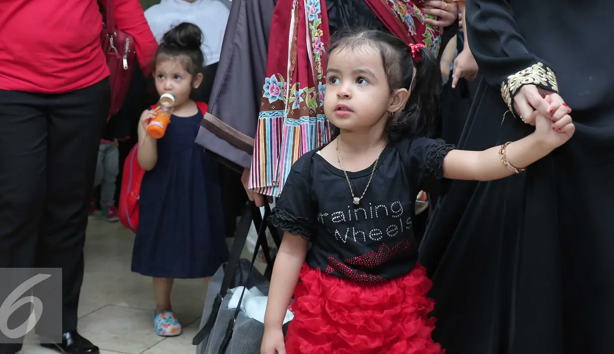 Sejumlah anak berjalan bersama orang tuanya saat tiba di Bandara Soekarno Hatta, Tangerang, Rabu (11/11/2015). Para TKI perempuan tersebut hampir sebagian pulang membawa anak-anak mereka yang wajahnya lucu dan menggemaskan. (Liputan6.com/Angga Yuniar)