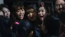 <p>Cherrybelle melakukan persiapan sebelum membawakan beberapa lagu hits mereka di atas panggung. Girlband yang terbentuk pada 27 Februari 2011 ini awalnya beranggotakan Angel, Anisa, Cherly, Christy, Devi, Felly, Gigi, Ryn, dan Wenda. (Instagram/@itskeziakaramoy)</p>