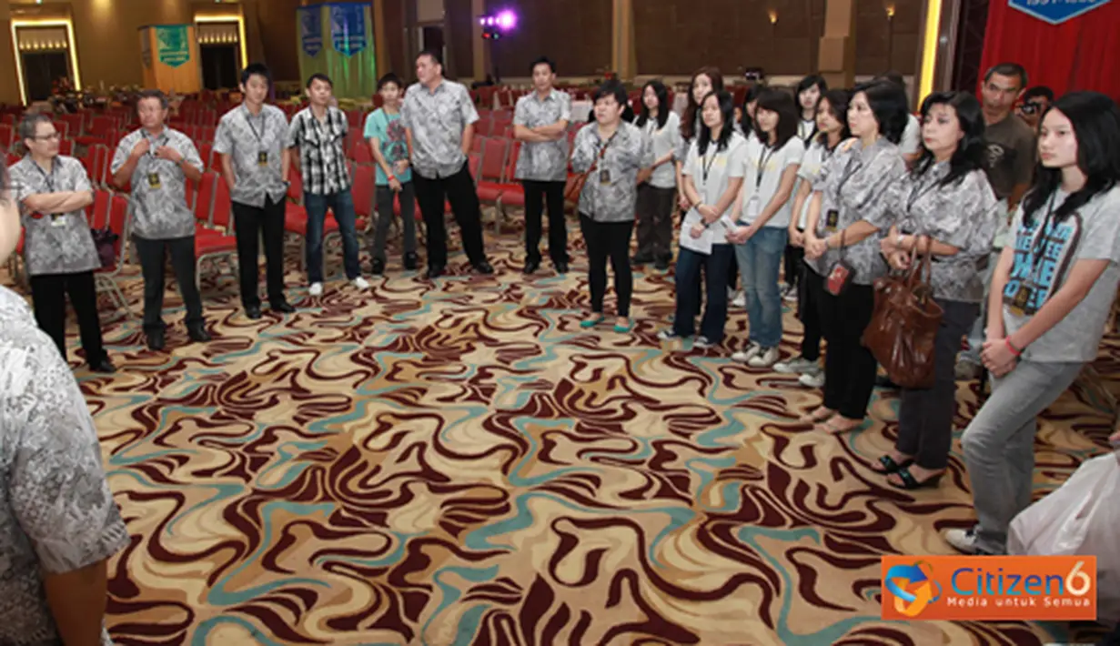 Citizen6, Bandung: Melepas rasa kangen antara mantan murid dan mantan guru di Acara Reuni Akbar SMAK Yahya, Bandung. (Pengirim: Rka)