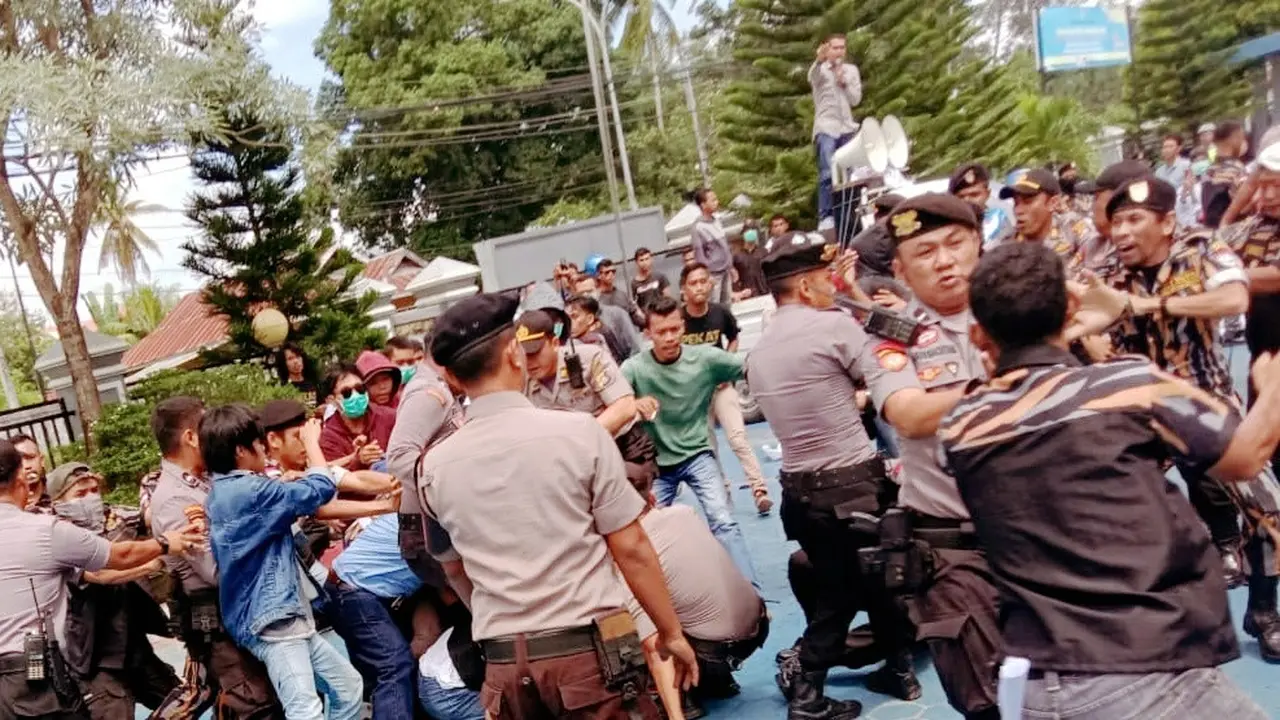 Saat heboh soal Pandemi Covid-19, Demonstrasi di Kantor Imigrasi Kelas IA Kendari, menolak 49 TKA China, berakhir adu jotos.(Liputan6.com/Ahmad Akbar Fua)