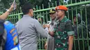 Kapolda Metro Jaya Irjen Pol M Iriawan menyapa personil gabungan yang bersiaga mengamankan aksi 212 di Gedung DPR/MPR, Jakarta Pusat, Selasa (21/2). Iriawan memastikan situasi di sekitar DPR dan Jakarta secara keseluruhan aman dan kondusif (Dok. Istimewa)
