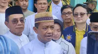 Ketua Umum Partai Golkar, Bahlil Lahaladalia bersilahturahmi dengan santri dan pengurus Pondok Pesantren Darut Tauhid, Purworejo, Jawa Tengah. (Liputan6.com/Dicky Agung Prihanto)