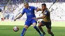 Penyerang Arsenal, Alexis Sanchez berusaha melewati pemain Leicester, Ritchie De Laet pada laga Liga Inggris di Stadion King Power, Inggris, Sabtu (26/9/2015). (Reuters/Darren Staples)