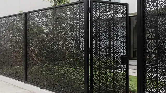 Desain Pagar dari Besi tapi Sulit Dilihat dari Luar