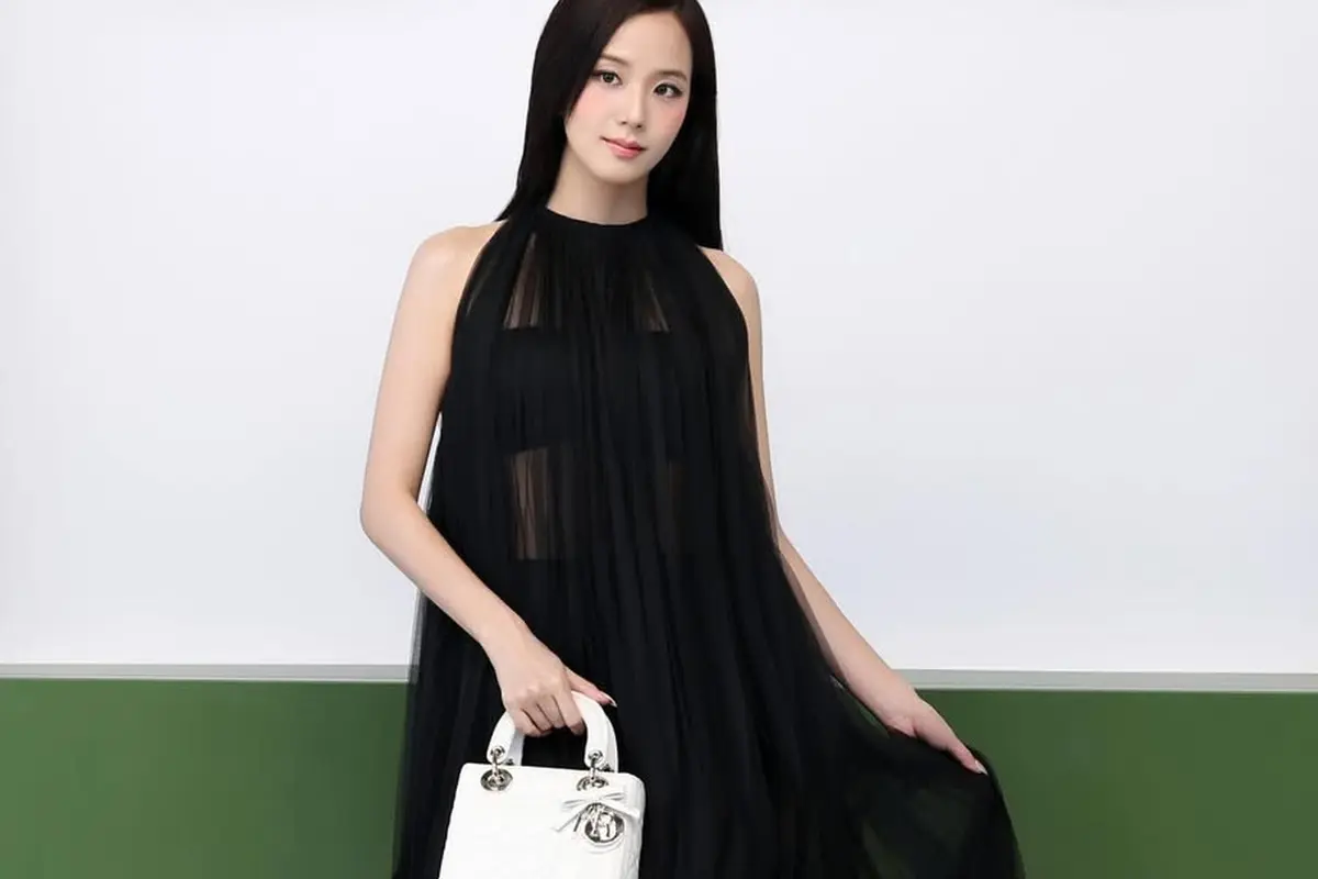 Jisoo BLACKPINK Tampil Elegan di Dior Paris Fashion Week, Kenakan Gaun Terawang Hitam dan Tas Ikonik Lady Dior