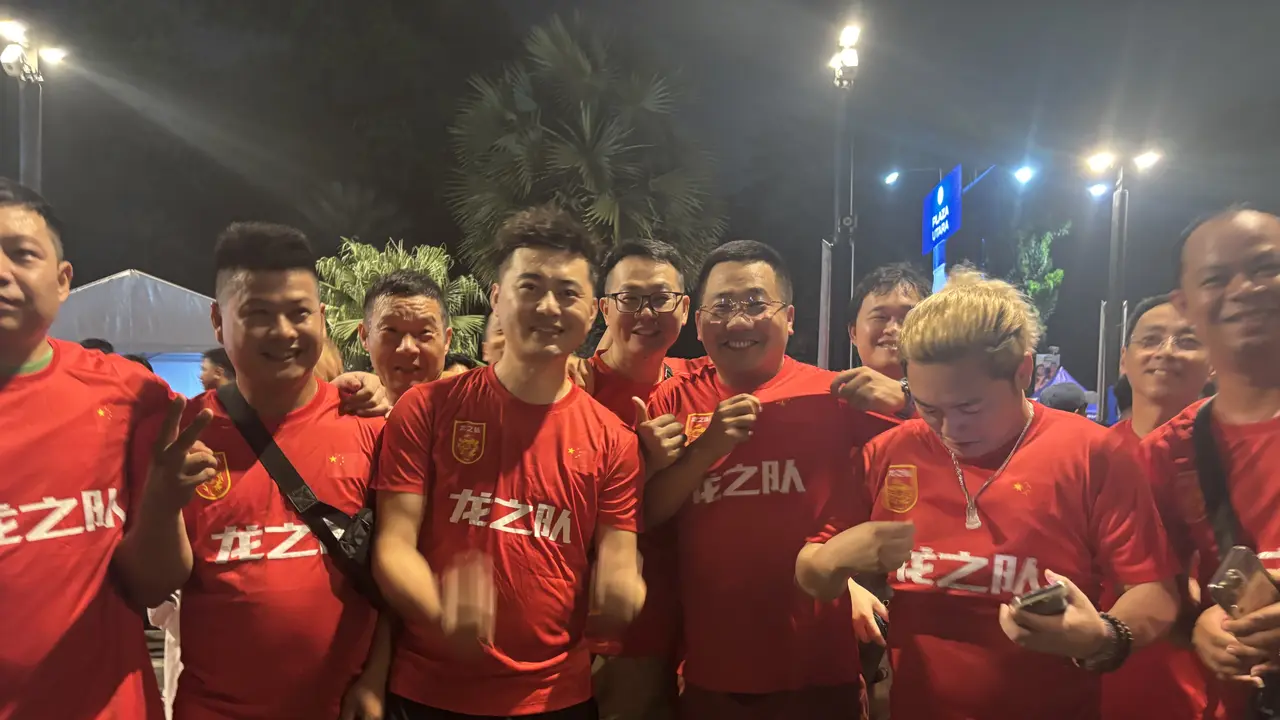 Suporter Timnas China Datang di GBK Senayan Jakarta