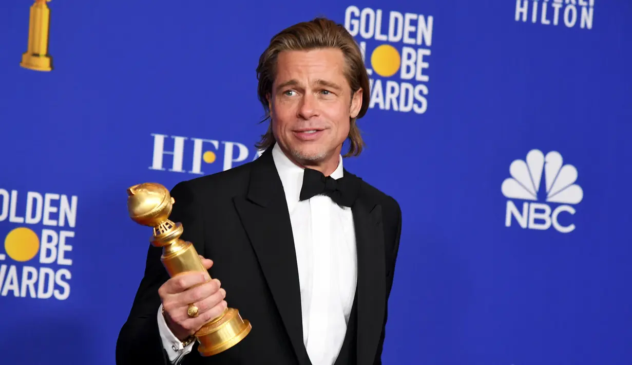Aktor Brad Pitt berpose saat menghadiri Golden Globes 2020 di Beverly Hills, California, Amerika Serikat, Minggu (5/1/2020). Brad Pitt terpilih sebagai aktor pendukung terbaik di Golden Globes 2020 lewat perannya dalam film 'Once Upon a Time in Hollywood'. (Kevin Winter/Getty Images/AFP)