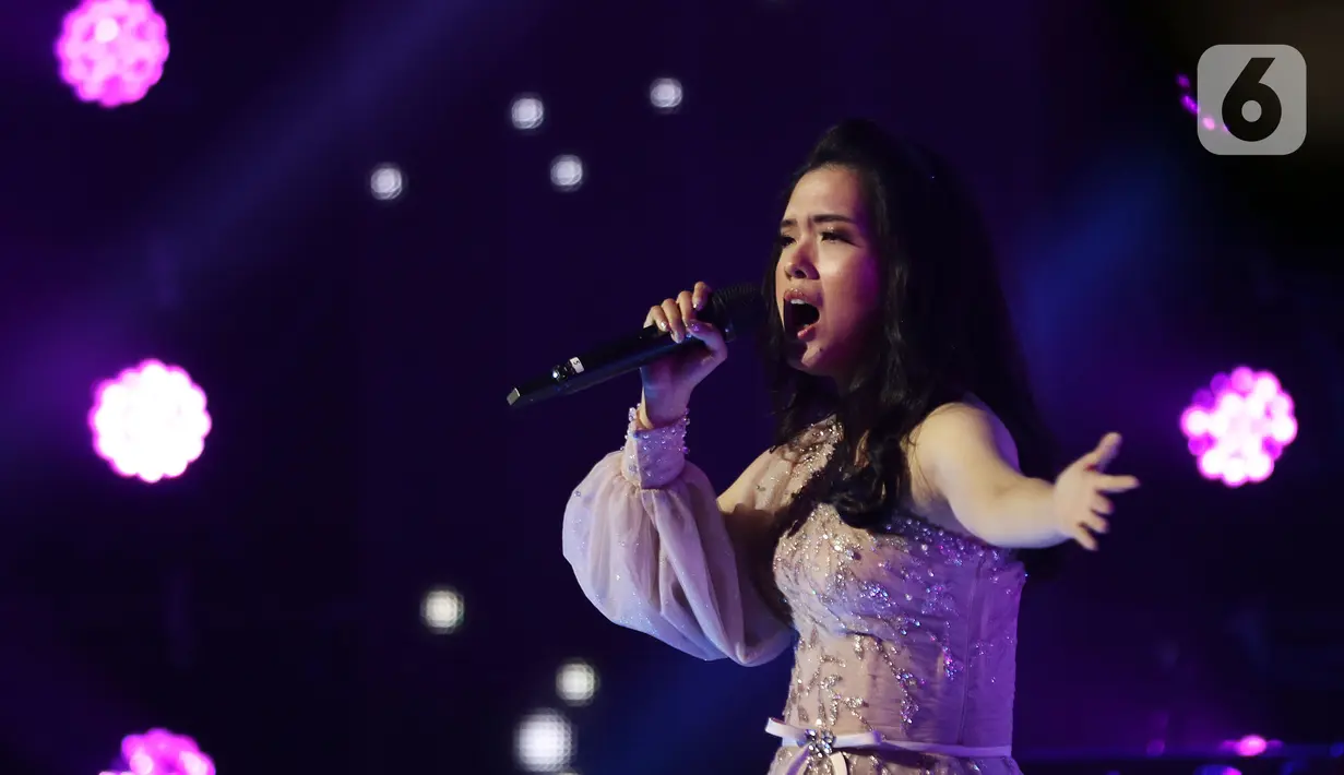Penyanyi Nikita tampil dalam "Christmas Concert The Greatest Love" di Studio 6 Emtek City, Daan Mogot, Jakarta, Kamis (19/12/2019). Selain Agnez Mo, beberapa penyanyi ternama di Indonesia juga mengisi acara tersebut antara lain, Delon, Joy Tobing, Judika dan Nikita . (Liputan6.com/Johan Tallo)
