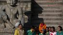 David Beckham berpose bersama sejumlah anak setelah selesai melakukan pertandingan amal untuk mengumpulkan dana bagi UNICEF di kota tua Bhaktapur, Nepal, Jumat (6/11). (REUTERS / Navesh Chitrakar)