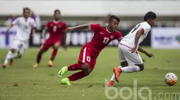 Pemain Timnas Indonesia U-22 Febri Haryadi menghadang laju pemain Myanmar pada laga uji coba di Stadion Pakansari, Selasa (21/3/2017). Indonesia sementara bermain imbang 1-1. (Bola.com/Vitalis Yogi Trisna)